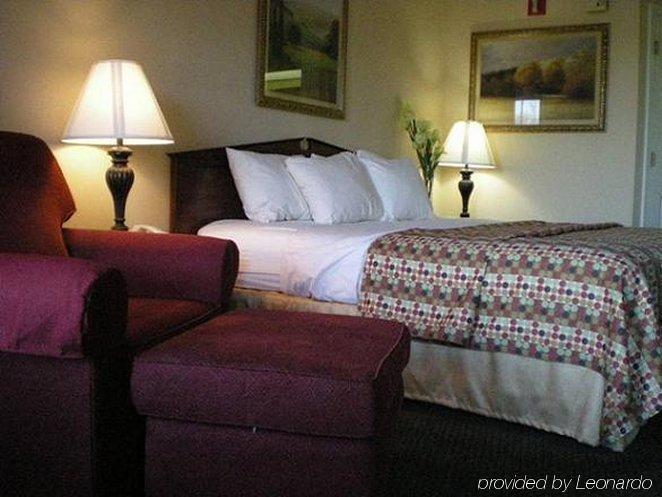 Baymont By Wyndham Hickory Hotel Room photo